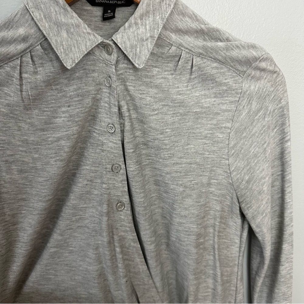 Banana Republic Grey Wrap Front Button-Down Blouse Size Small Minimalist Basic - Picture 7 of 13